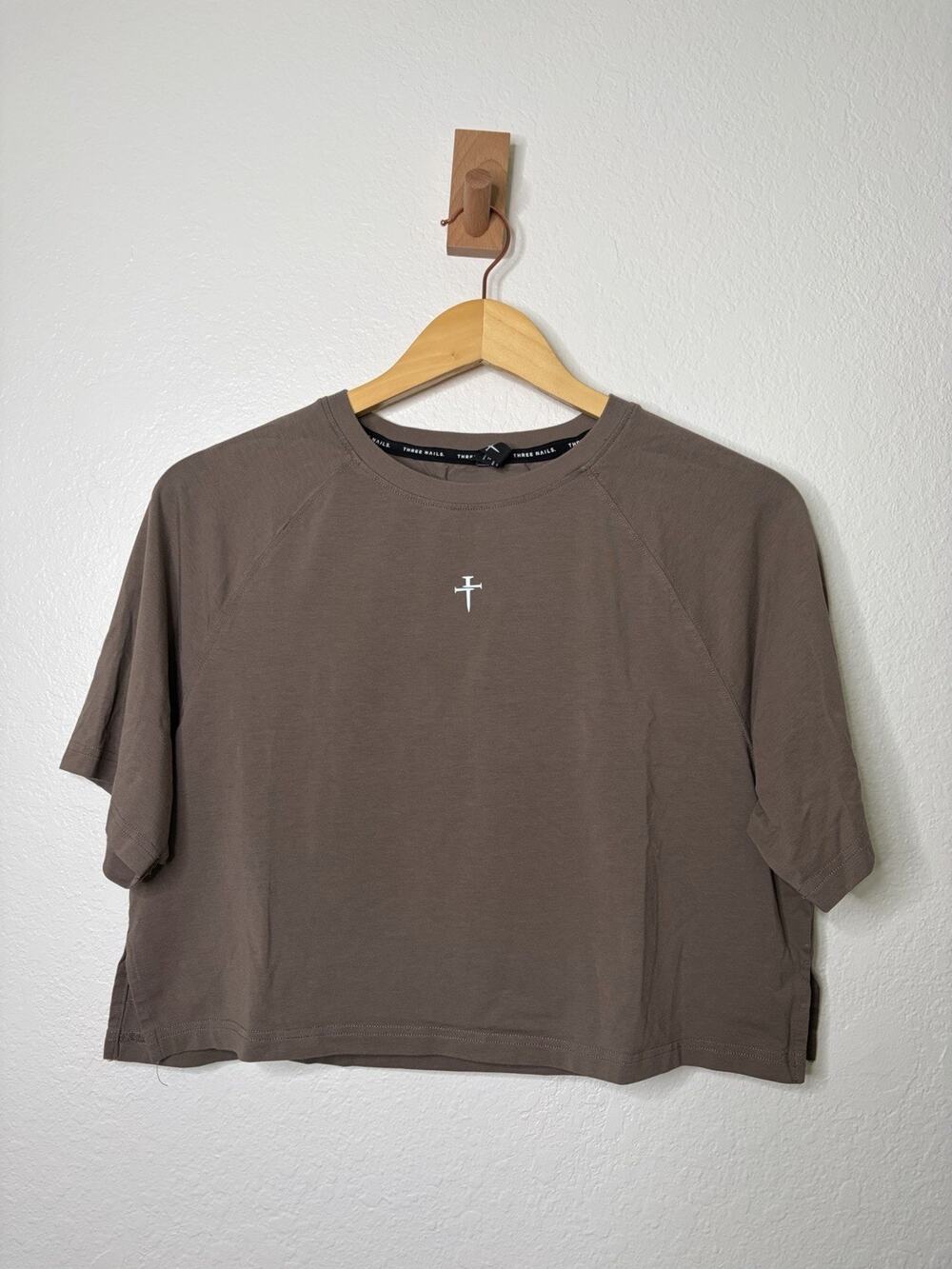 Three Nails Taupe Cropped T-Shirt Women's Size Small Athletic